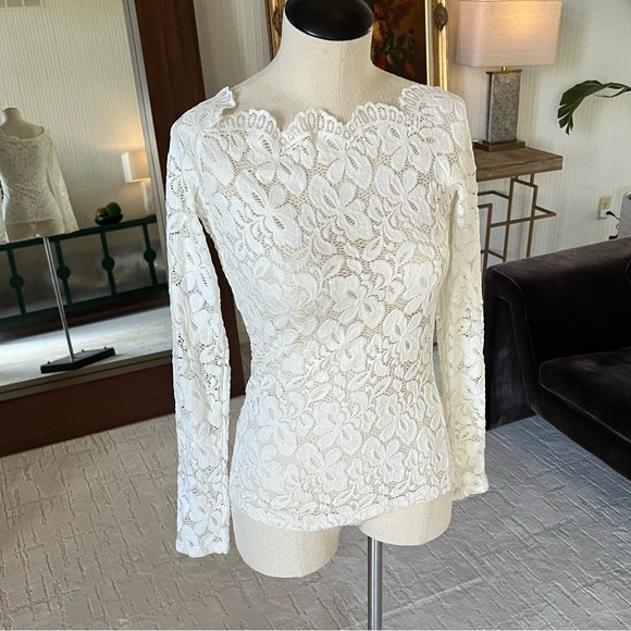 Pattyboutik Long Sleeve Floral Lace Top Scalloped Neckline Ivory Size Small - Picture 1 of 4